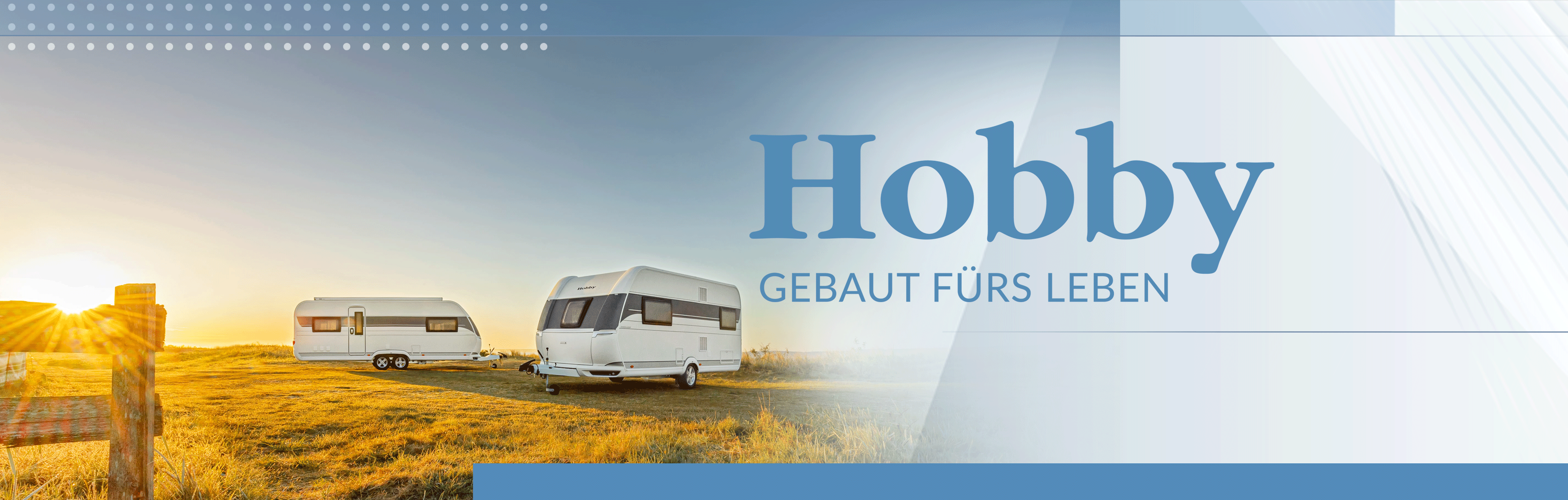 Headerbild mit dem Hobby Logo und Claim - Gebaut fürs Leben - Wohnwagen auf einem Feld